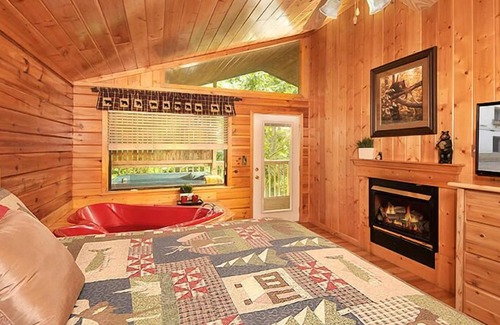 Sevierville Complejo | Honey Bear Den is a warm and cozy one-bedroom cabin in Hidden Springs Resort.