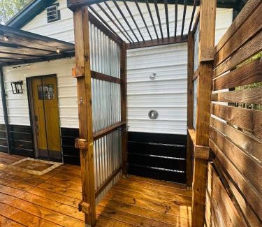 Kountze Cabina | Honey Hive