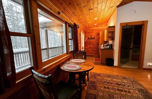 Keene Cabina | Trillium Cabin-Cabaña-Bañera de hidromasaje-Luna de miel-Vista al bosque