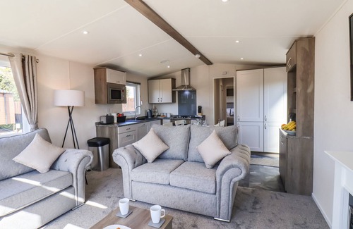 Runswick Bay Cabaña | HONEYSUCKLE LODGE, pet friendly, with hot tub in Staithes