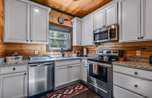 Sevierville Cabina | Honeysuckle Hill: Free Attraction Tickets, Hot Tub, Sauna, Fire Pit & 5 Minutes From PF
