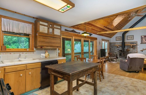 Burnsville Casa | Honeysuckle Ridge