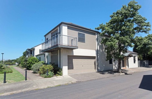 Carrington Casa | Honeysuckle Townhouses - 10/62 The Lane