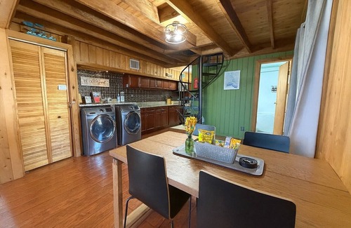 Vacation Village Casa | Relax at Hook's Cabin A-frame @Lake Louisa gated community with Pool near Disney