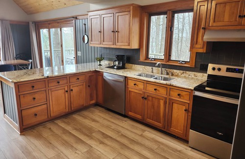 Outing Cabina | Hooked on Lake Roosevelt Spacious Cabin + Pontoon Rental