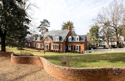 Barracks Rugby Casa | Hoos` Homestead | 5 Bed, 4.5 Bath