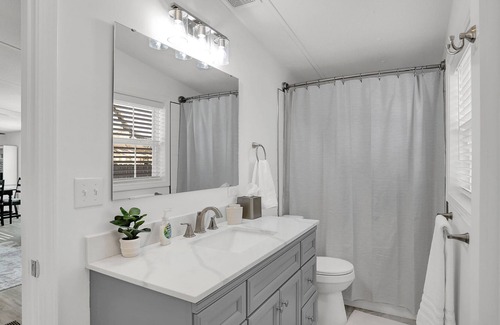 Westfield Casa | Hoover's Homey House near Grand Park