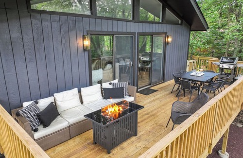 East Stroudsburg Chalet De Esquí | Hopskip Luxury Chalet Hot Tub Firepit Gas Grill Deck Lawn Games Lake