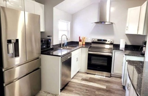 Bethlehem Casa | Horizon Lake Villa, chic and modern.