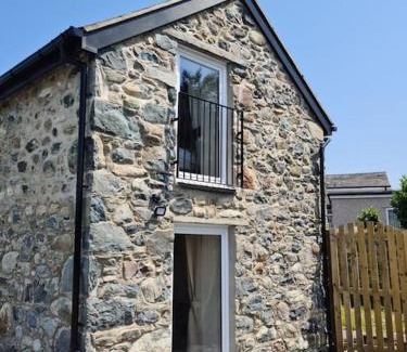 Caernarfon Casa | Horseshoe Cottage historic gem near Snowdonia.
