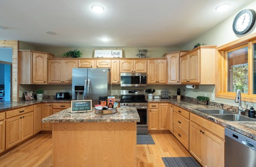 Merrifield Cabina | Horseshoe Lake Cabin with Hot Tub, Games, Fire Pit, Snowshoes, Snowmobile Trails