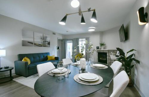 Oro-Medonte Apartamento | Horseshoe Valley Bliss - Luxe Condo Retreat with Jacuzzi - Top Floor Romance - Self-Check-in - Indoor & Outdoor Heated Pool Haven