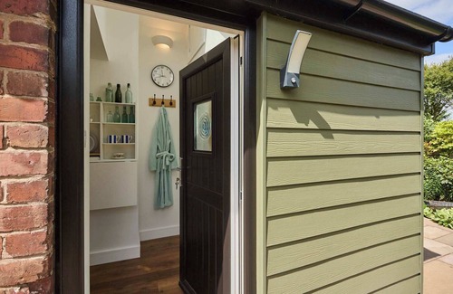 Waresley Apartamento | Host & Stay | Garden Studio