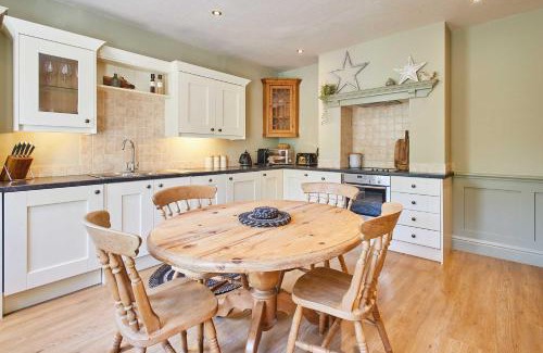 Middleton One Row Casa | Host & Stay - May Cottage