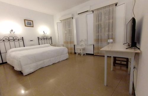 Cabeza la Vaca Casa | Hostal 2 estrellas -Restaurante Las Tres Encinas EN EL CENTRO DEL PUEBLO