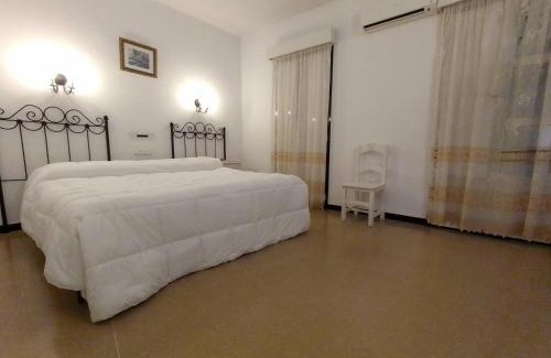 Cabeza la Vaca Casa | Hostal 2 estrellas -Restaurante Las Tres Encinas EN EL CENTRO DEL PUEBLO