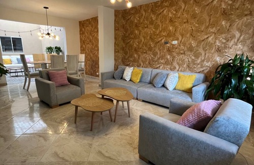 Villa Hermosa Casa | Hostal Pacifico Encanto, Tu hogar en Medellin!