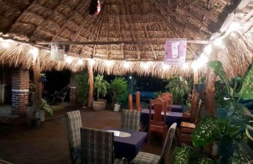 Santa Cruz Cama Y Desayuno | Hostal Y Restaurante El Escondite