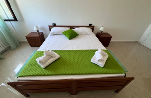 Gonnesa Cama Y Desayuno | Hostal con habitaciones con vistas al mar y baño privado, terraza y pinar