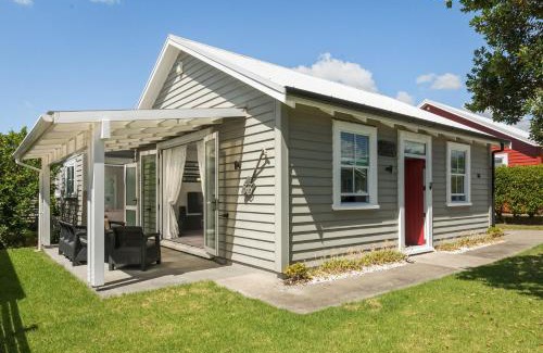 Waihi Beach Casa | Hosts on the Coast Pohtukawa Cottage