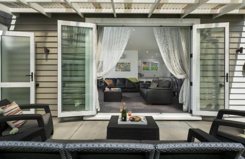 Waihi Beach Casa | Hosts on the Coast Pohtukawa Cottage
