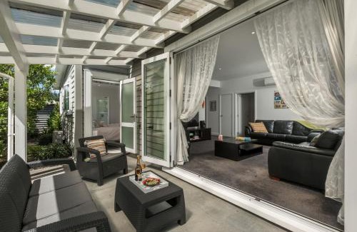 Waihi Beach Casa | Hosts on the Coast Pohtukawa Cottage