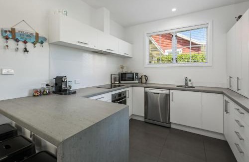 Waihi Beach Casa | Hosts on the Coast Pohtukawa Cottage