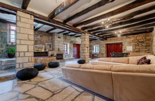 Gondalaes Casa | HostWise - Country Villa w/Pool, Court & Views