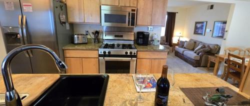 Taylor Ranch Casa | Hot Air Balloon Haven, Hot Tub, King Bed, Office, Foosball, Crib