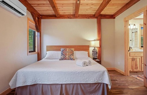 Custer Casa | Hot Shot Hideaway
