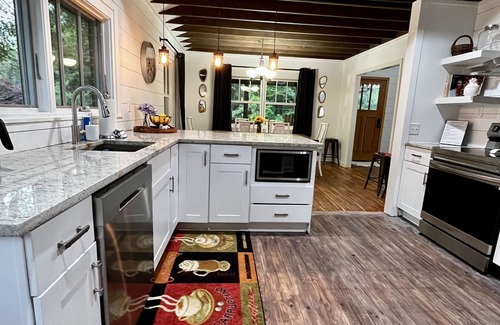 Clayton Cabaña | Hot Specials, Close to everything! Guests love it!