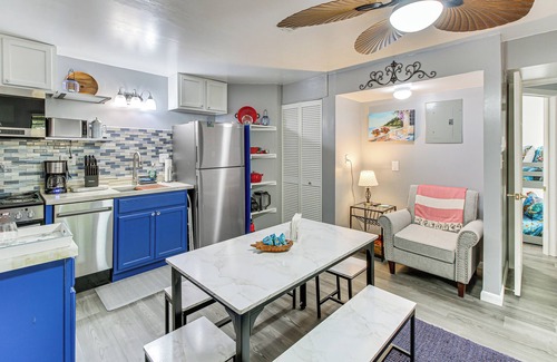 Piney Cabaña | Hot Springs Retreat w/ Private Dock + Hot Tub!