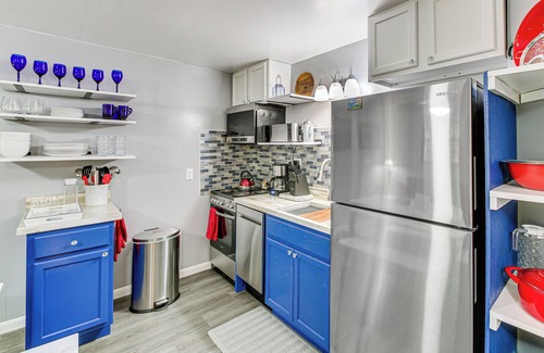 Piney Cabaña | Hot Springs Retreat w/ Private Dock + Hot Tub!