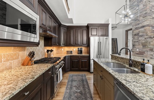 Park City Casa | Hot tub, 2 primaries, 180° view of Deer Valley, 1GB wifi, pets welcome