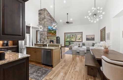 Park City Casa | Hot tub, 2 primaries, 180° view of Deer Valley, 1GB wifi, pets welcome
