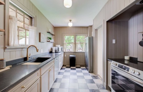 Manhattan Casa | Hot tub, 4bd Family Home - Bertrand Cottage