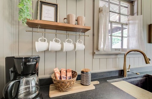 Manhattan Casa | Hot tub, 4bd Family Home - Bertrand Cottage