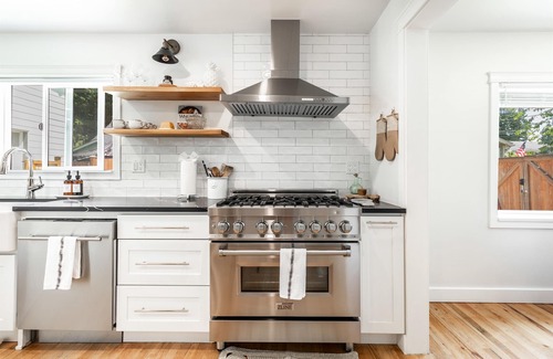 Shoreline Casa | *HOT TUB* AC & Single Level house| EV Charger, King Bed | Parking