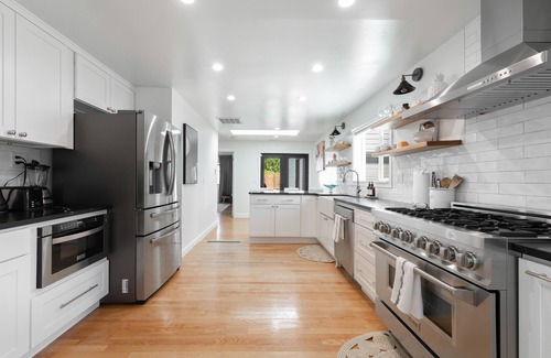 Shoreline Casa | *HOT TUB* AC & Single Level house| EV Charger, King Bed | Parking