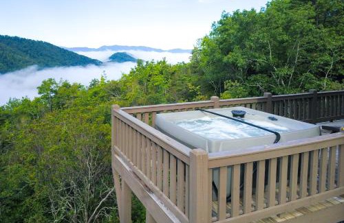 Franklin Casa | Hot Tub and Fire Pit Blue Ridge Mtn Cabin!