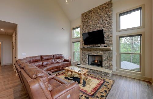 Franklin Casa | Hot Tub and Fire Pit Blue Ridge Mtn Cabin!