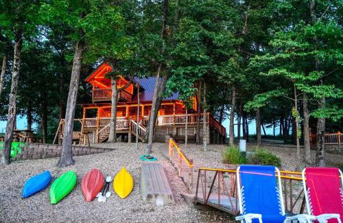 Goodson Casa | Hot Tub and Fireplace! Macks Creek Cabin on 30 Acres