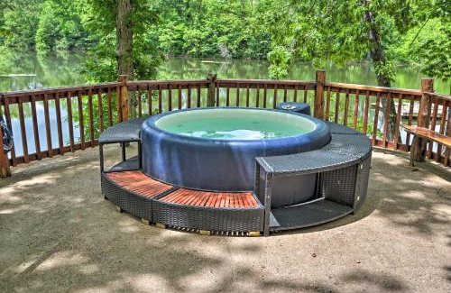 Goodson Casa | Hot Tub and Fireplace! Macks Creek Cabin on 30 Acres