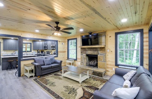 Gatlinburg - Pigeon Forge Casa | Hot Tub and Game Room Seiverville Group Getaway