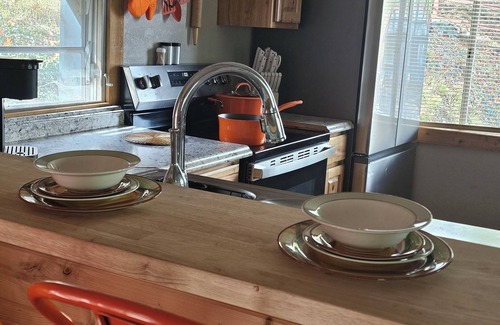 Tia Juana Cabina | Hot tub, boat dock and lakeside with this snug small cabin. TINY BEDROOMS