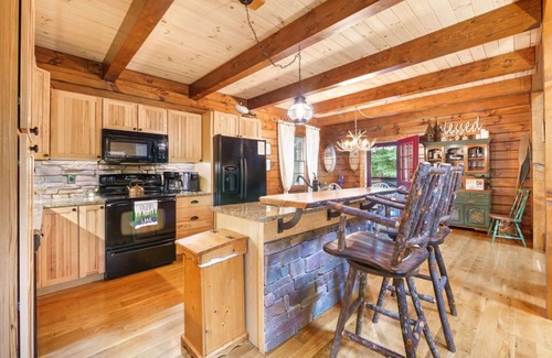 Perrysville Cabina | Fall Log Cabin/Hot Tub/Fire Pit/King Bed