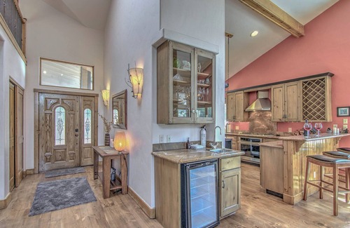 Weisshorn Casa | Hot Tub + Close to Downtown + Pet Friendly - Lazy Bear