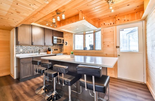 Tannersville Cabina | Hot tub Completely private Fenced yard with Pool and Hot tub near Hunter MT