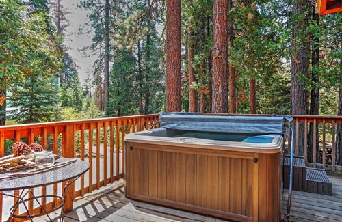 Granite Ridge Casa | Hot Tub, Deck and Trail Access Shaver Lake Cabin