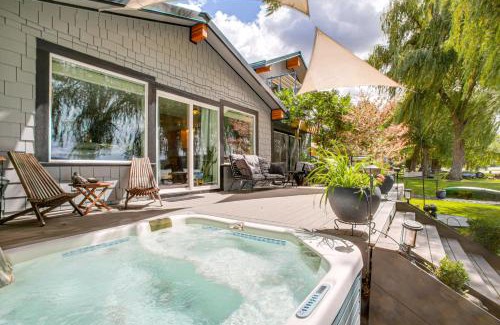 Tumtum Casa | Hot Tub, Deck and Mtn Views Nine Mile Falls Duplex